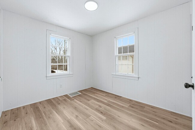 Building Photo - Spacious 4 Bedroom House with New Updates