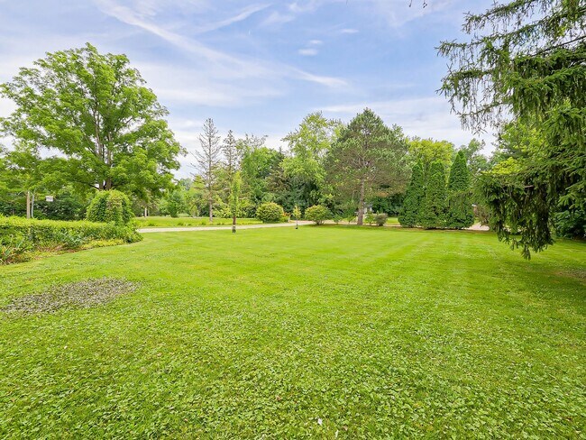 Building Photo - Your Private Retreat Just Minutes from Downtown South Lyon
