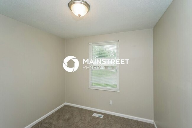 Building Photo - 3 Bedroom Pet-Friendly Home in Louisville, KY with Main Street Renewal