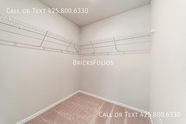 Building Photo - Comfortable Living in a Peaceful Bremerton...