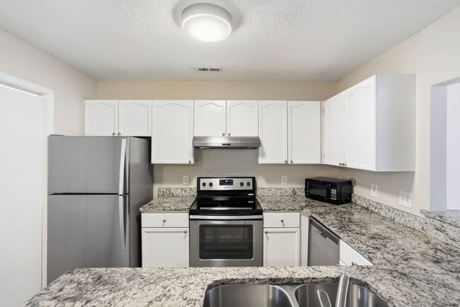 Building Photo - Oakhurst Living at Its Finest (Fresh Paint - New Carpet)