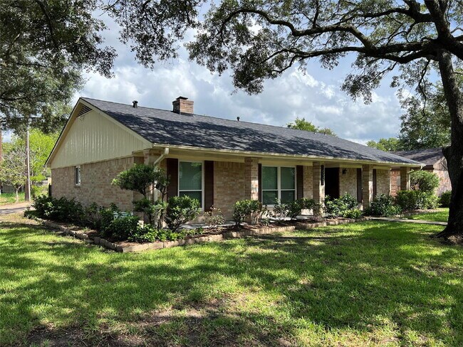 Building Photo - 3 Bedroom Home for Rent in Houston 77096 | Updated Home with Large Backyard