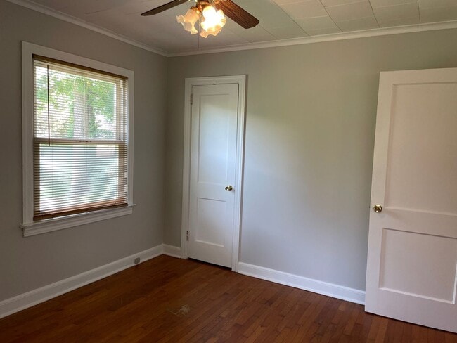 Building Photo - 2 BDRM 1 BA HOME- $900 MONTH, $900 DEPOSIT!!