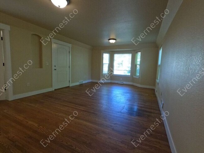 Building Photo - 2224 10th Ave