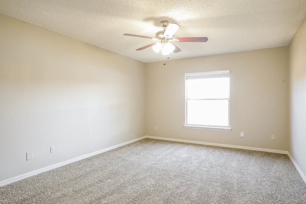 Building Photo - 975 Deer Spring Dr