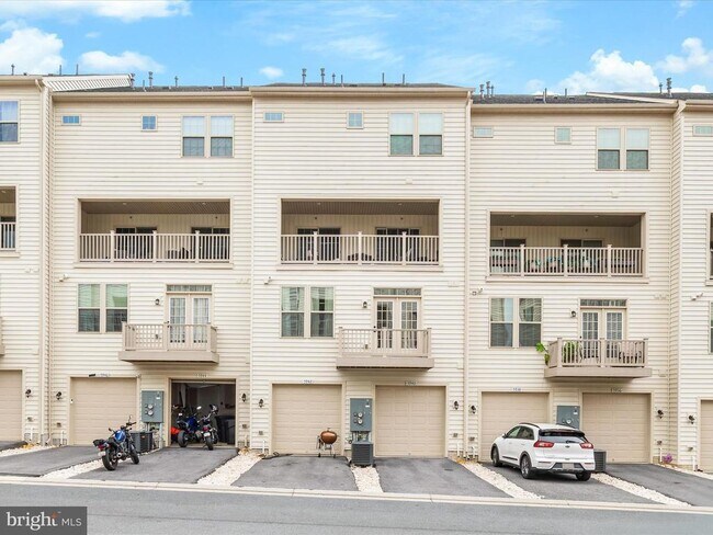 Building Photo - 5940 Etterbeek St