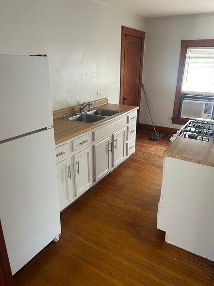 Building Photo - 415 E Frye Ave