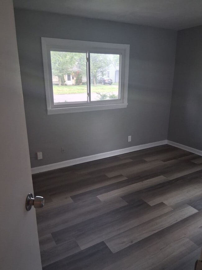 Building Photo - Great 4 bed 1.5 bath close to everything &...