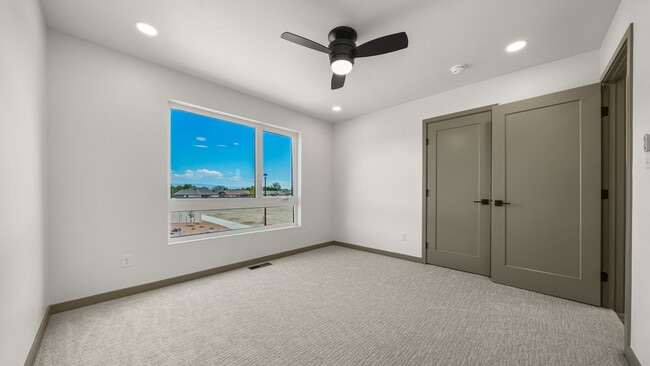 Building Photo - 353 Toms Cyn Dr