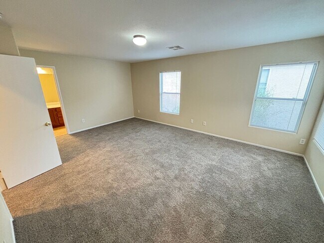 Building Photo - Beautiful 3 bedroom / 2.5 bath home!