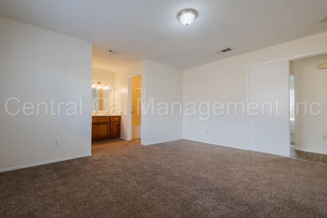 Building Photo - 3 Bedroom, 2 Bath Home - $2100 per month!