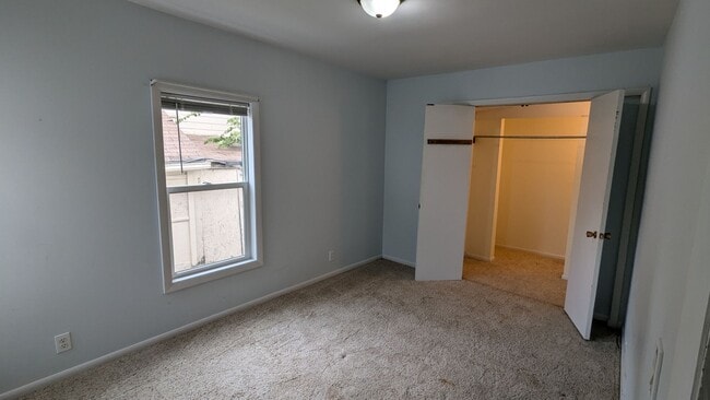 Building Photo - Clean as a button!