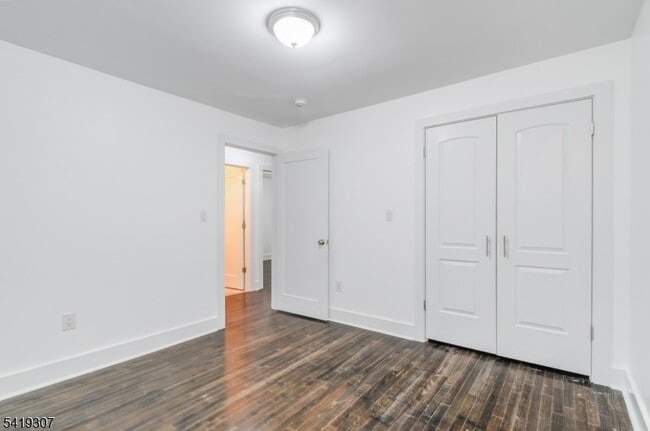 Building Photo - 860 Lyons Ave