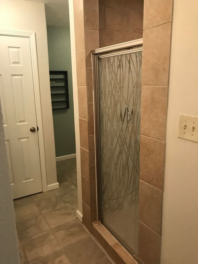 Building Photo - 3 Bed / 2 Bath – Updated Home with Fireplace & Large Backyard