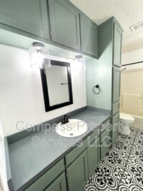 Building Photo - 396 Fernwood Dr