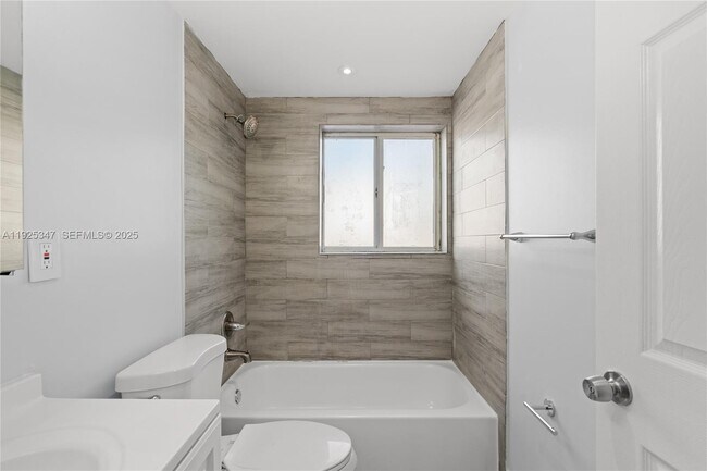 Building Photo - 980 NE 170th St