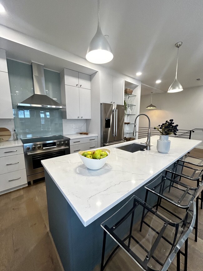 Building Photo - Penthouse