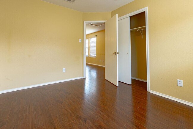 Building Photo - 211 Rim Rock Dr
