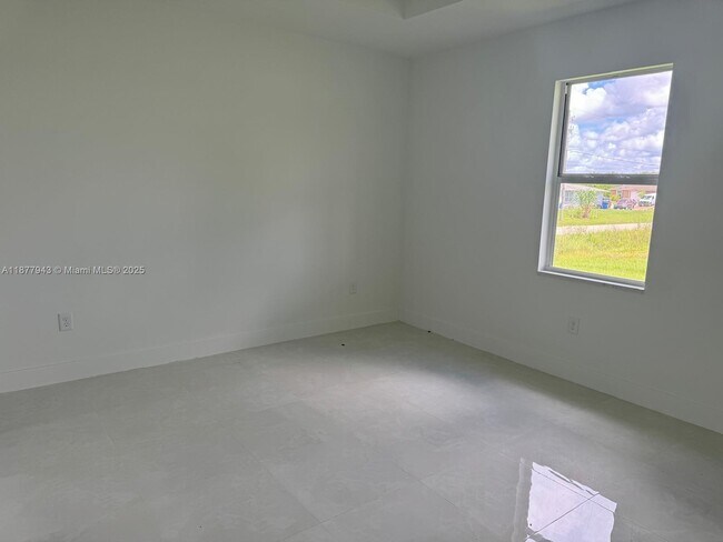 Building Photo - 2044 Crawford Ave N