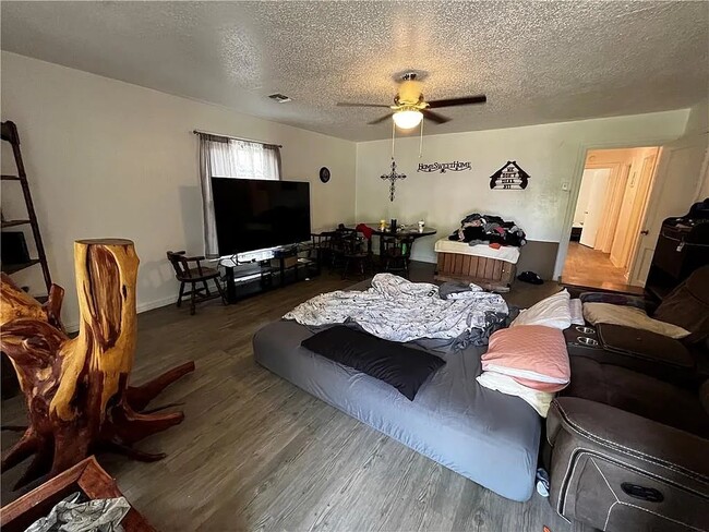 Building Photo - 1110 W Elder Ave