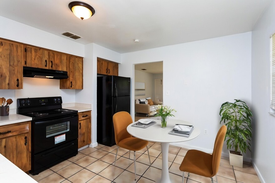 Building Photo - 3223 Pershing St