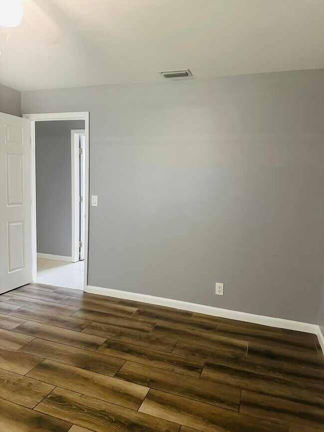 Building Photo - 9305 Sunrise Dr