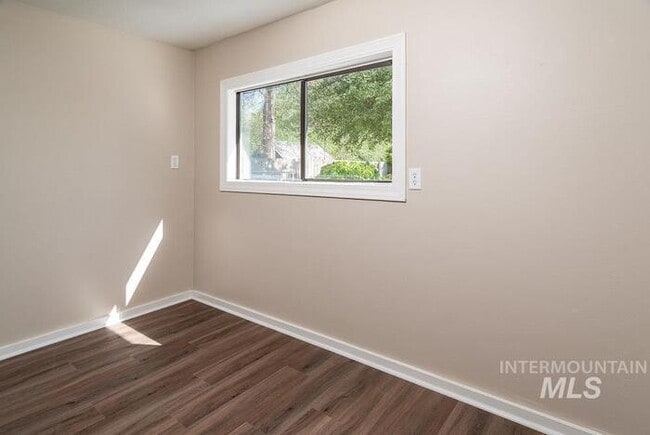 Building Photo - Charming 2 Bed, 1 Bath Single-Family Home with Large Backyard & RV Hookups!