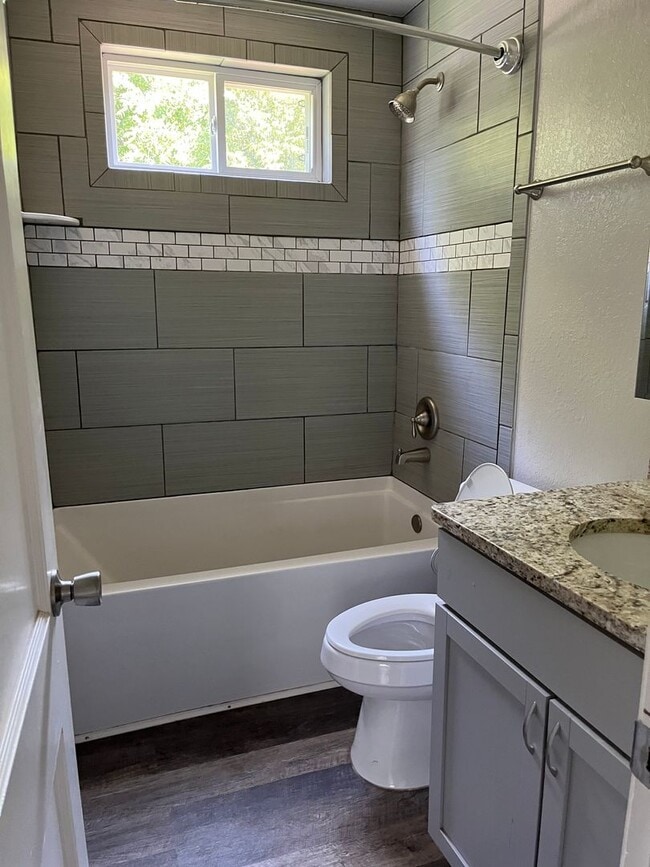 Building Photo - Spacious 3 Bed 1 bath home