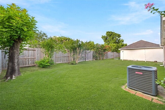Building Photo - 15911 Moonrock Dr