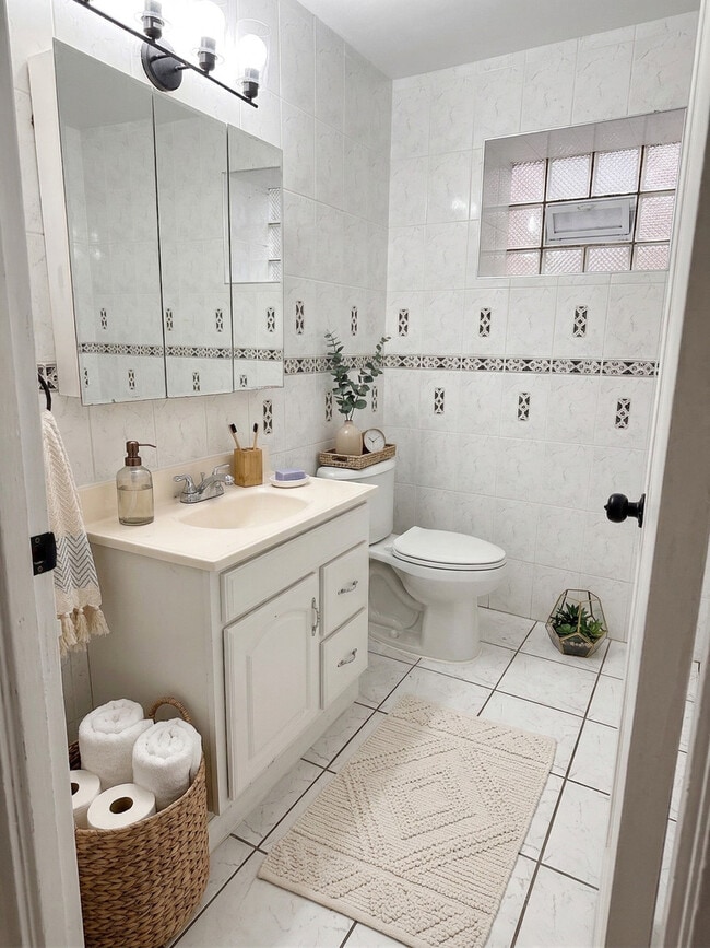 Building Photo - 6246 N Oakley Ave