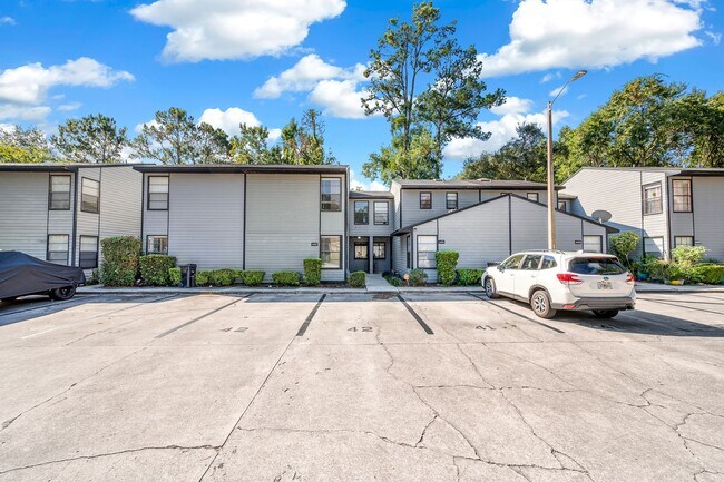 Building Photo - Spacious 3/2 Townhome in Highly Sought-After Marchwood – Available Now!