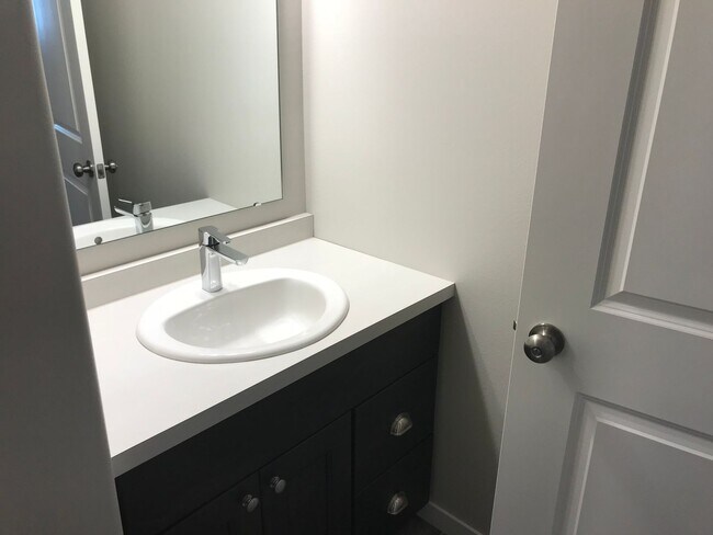 Building Photo - 3 Bed 2 Bath Single Family Home