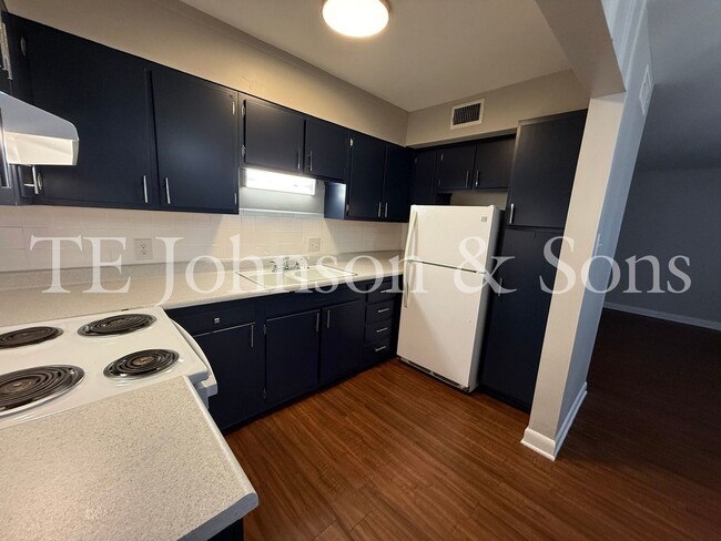 Building Photo - 2 Bedroom Salem View Apartment!