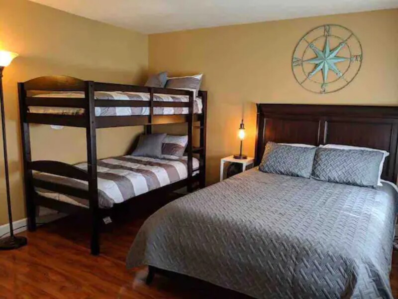 Building Photo - 113 N E Center St