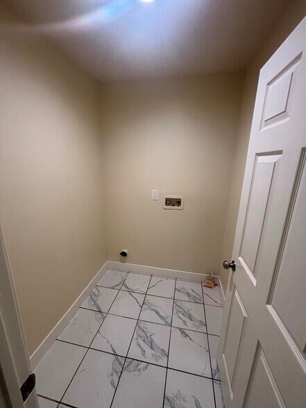 Building Photo - 630 1/2 W 79th St