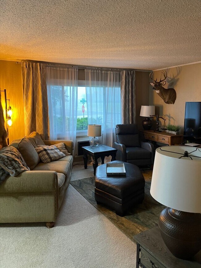 Building Photo - Furnished Bungalow with 2BD 2BTH near WITC and UWS!!  Short Term Available, Most Utilities Included!