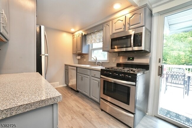 Building Photo - 25 Glenview Dr