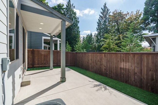 Building Photo - Desirable Salmon Creek Home Located in Lux...