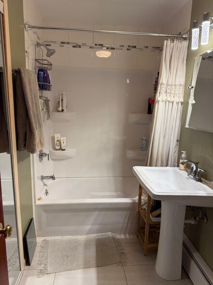 Bathtub / shower - 2113 N Sherman Ave