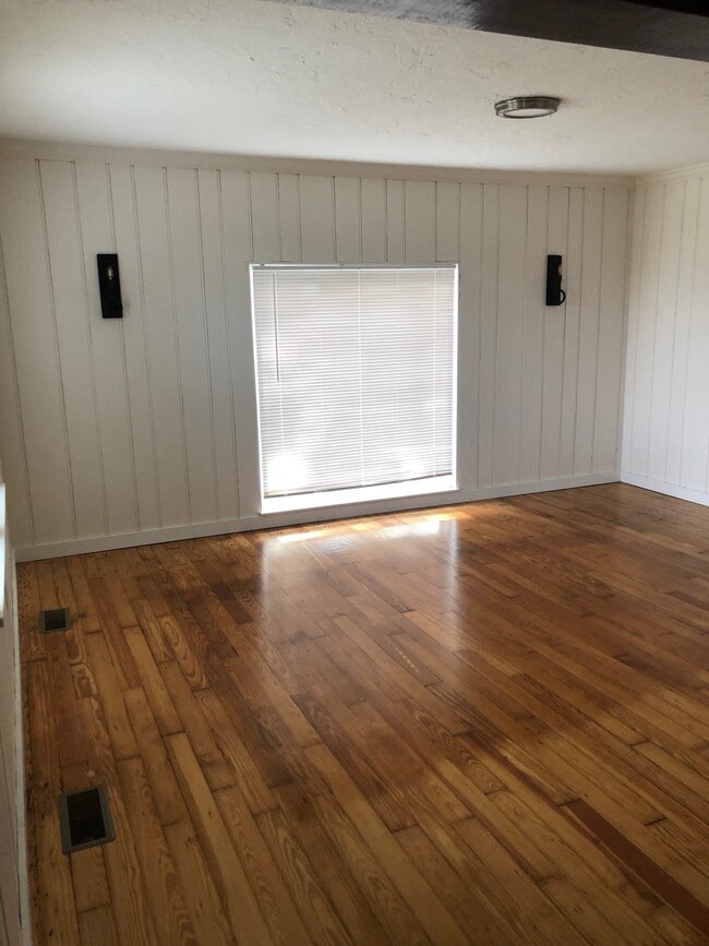 Building Photo - 612 S Cleveland Massillon Rd