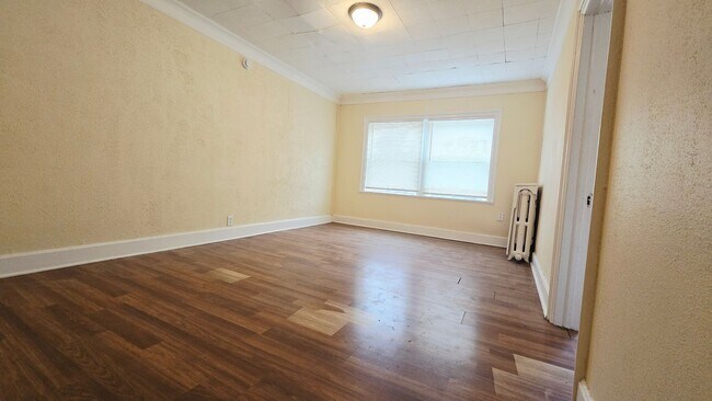Interior Photo - 1524-1528 Broadway St