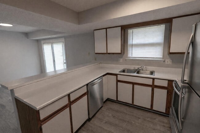 Building Photo - 1913 Greenleaves Ct