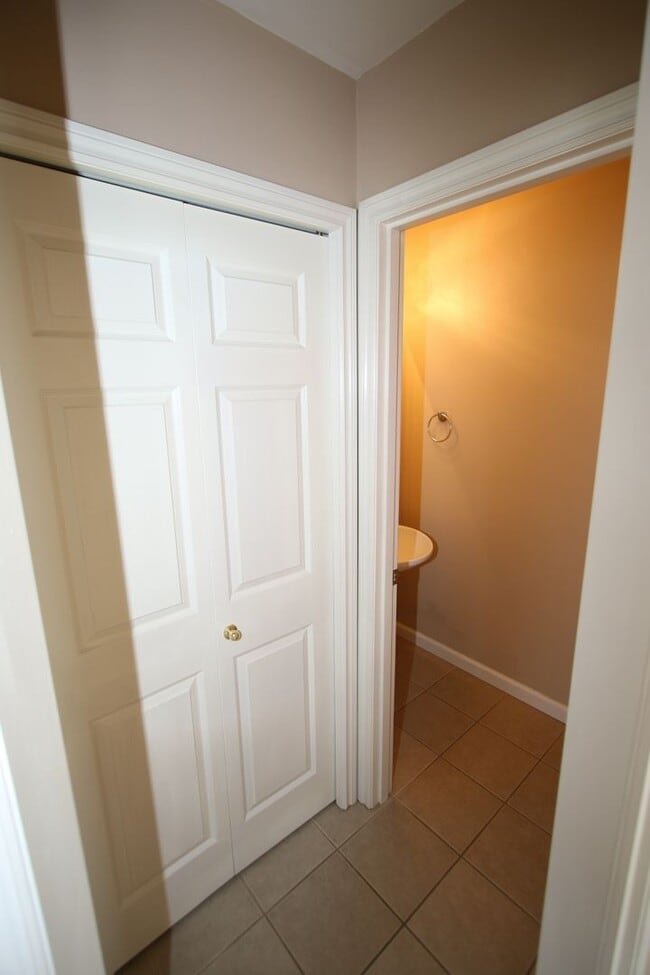 Building Photo - 3 Bedroom Condo!