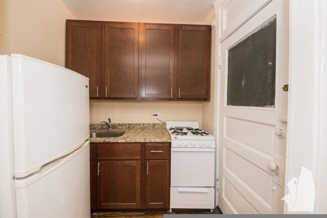 Building Photo - 1 bedroom in Chicago IL 60657