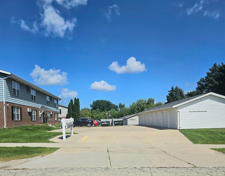 Building Photo - 2035 Sylvan Way