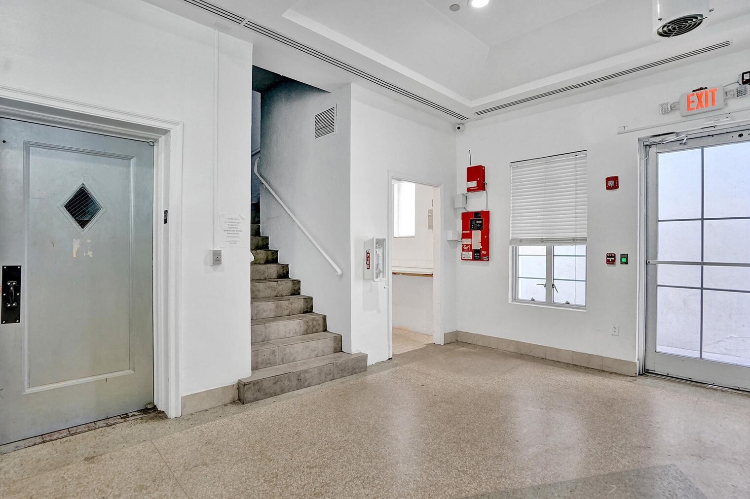 Building Photo - 750 Collins Ave