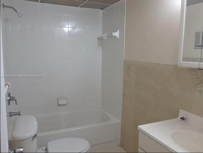 Building Photo - 5 Olive Dr