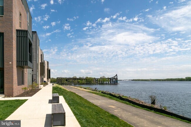 Building Photo - 3123 Beachview Ln