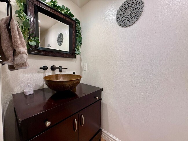 Building Photo - Luxury and Spacious Townhouse with Large Fenced Yard! Double Car Garage!