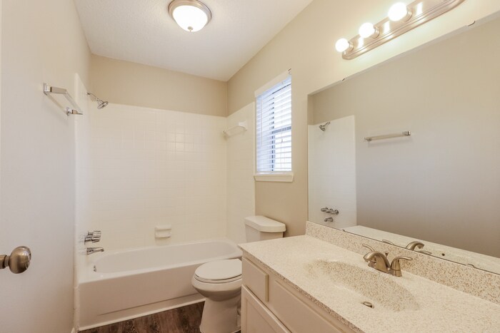 Building Photo - 18527 Sweetmeadow Dr